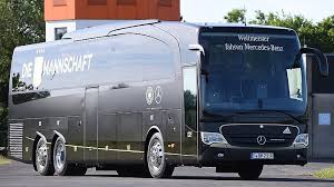 Auf der reise nach mainz kollidiert der mannschaftsbus des fc bayern kurz vor dem ziel auf der autobahn mit einem auto und prallt in die leitplanke. Dfb Volkswagen Folgt Als Auto Sponsor Auf Mercedes Benz