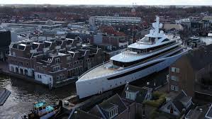 1'717 bewertungen, 384 authentische reisefotos und günstige angebote bei tripadvisor auf platz 15 von 74 hotels in den haag mit 4/5 von reisenden bewertet. Von Kaag Bis Rotterdam Super Yacht Quetscht Sich Durch Niederlandische Mini Kanale