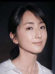 想見你》38歲柯佳嬿演高中生無違和逆齡少女感全靠4招保養護膚！