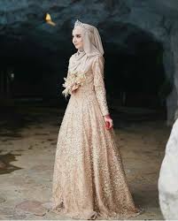 Gaun pengantin muslimah yang kekinian saat ini sudah banyak yang menutup aurat. Inspirasi Baju Pengantin Muslimah Yang Bisa Kamu Tiru Untuk Akad Nikah Blog Unik