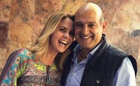 La cantante describió a su pareja, desde 2013, como un hombre inteligente y seguro de sí mismo. Quien Es Y A Que Se Dedica El Novio De La Cantante Lucero Celebrity Land