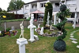 In a medium bowl, whisk together the flour, baking soda, and salt. Der Extravagante Garten Von Oliver Gilge