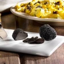 Diamant noir car ses facettes font penser au diamant, et aussi parce que son prix est très élevé (selon les années de 1000 à 1500 € le kilo). Truffes Noires Entieres Du Perigord 1er Choix Vente En Ligne