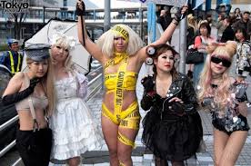 Mit vier aufnahmen, auf denen die sängerin nur in zitronengelber unterwäsche zu sehen ist, macht sie deutlich, auf welchem niveau sie wegen ihrer. Lady Gaga Kostum Idee Fur Gruppen Zu Karneval Halloween Fasching Kostume Selber Machen Halloween Kostum Selber Machen Gruppen Kostume