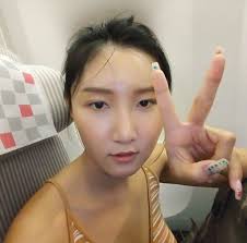 170421 Hwasa Memo Bad Selfie Taker Shot Peace Sign Bigger Than My Face Jpg Moonbyul Hwasa Kpop Memes