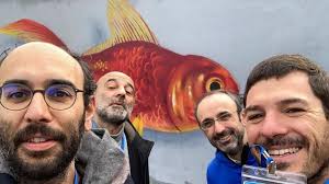 I volontari che recuperano il cibo in bici e in pattini per distribuirlo