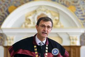 Evident, face și el jocurile puterii, altfel pornește scandalul și zboară. Ioan Aurel Pop Presedintele Academiei Romane Despre Utilitatea Istoriei Nu Putem TrÄƒi FÄƒrÄƒ Temei