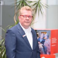 Bis ende juni 2020 sollen die filialen in paderborn an der bahnhofstraße 5 sowie in warburg. Frank Becker Bankfuhrung Akademie Deutscher Genossenschaften Adg Xing