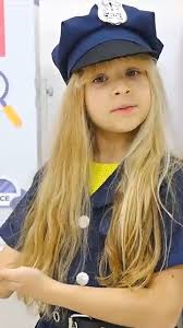 Diana and Roma play school. Roma has a new beautiful notebook. Diana also  wants beautiful school supplies and thinks about how she herself can earn  money for a new notebook. Thanks for