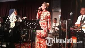 Mus mujiono adalah seorang musisi jazz indonesia. Syaharani Penyanyi Jazz Ternama Indonesia Kembali Menghibur Para Penggemar Di Surabaya Halaman 2 Tribun Jatim