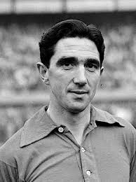 PSV-supporters in de val tijdens grote razzia bij stadion, 1944