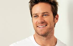 Armie hammer wants you to pick up the phone and call a friend. Oboi Vzglyad Lico Ulybka Portret Akter Muzhchina Armi Hammer Armie Hammer Kartinki Na Rabochij Stol Razdel Muzhchiny Skachat