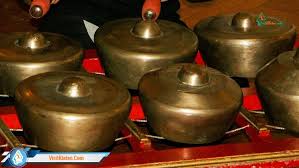 Sitar adalah alat musik yang dimainkan dengan cara dipetik pada bagian dawai yang terbentang di tubuh alat musik. Mengenal Perangkat Gamelan Dan Instrumennya Visit Klaten