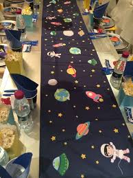 Look At These Rocket Themed Decorations That Will Inspire You To Create Unique And Creative Kids Bedroom Idees De Fete Fete De L Espace Theme Centre De Loisir