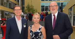 Omv ceo rainer seele and profil publisher christian rainer test four different drive models to assess their future viability. Feierliches Fruhlingsfest Bei Obb Tochter Tsa Leadersnet