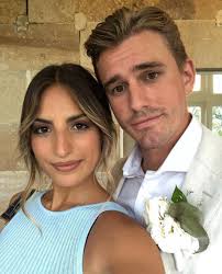 Every month we select a new title from one of our authors so that you can discover new stories and genres for free. Influencer Jade Tunchy Passes Out Due To Heat At Best Friend S Wedding