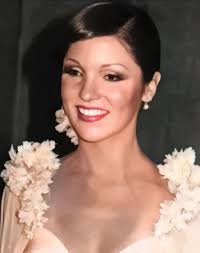 Elluz Peraza (Elluz Coromoto Peraza González), nacida el 26 de enero de  1958 en Caracas, Venezuela, es una reconocida actriz y modelo venezolana.  Su vida pública comenzó con gran notoriedad cuando fue