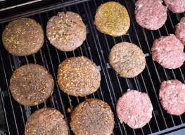 Unire in una pirofila i quattro tipi di carne macinata e mescolare. Cuocere Gli Hamburger A Volte Non Basta Osservare Il Cambiamento Di Colore Per Essere Sicuri Di Avere Eliminato I Batteri Patogeni Il Fatto Alimentare