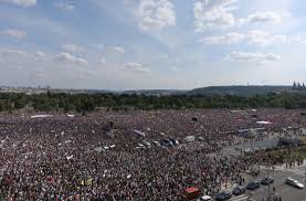 Pro obyvatele teplic se ale zlomové události spojené s pádem komunismu odvíjely už o šest dní dříve. Demonstrace 1989 Vs 2019 Srovnejte Na Fotografiich Jak To Na Letne Vypadalo Tehdy A Nyni Irozhlas Spolehlive Zpravy