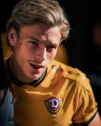 SWIPE ➡ 'Thomas Stamm Cam' zum Nachshooting des Mannschaftsfotos 📸 #sgd1953