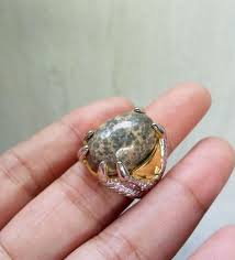 Khasiat atau kegunaan minyak air mata duyung ini adalah untuk memikat hati orang lain atau disebut pengasihan. Khasiat Minyak Duyung