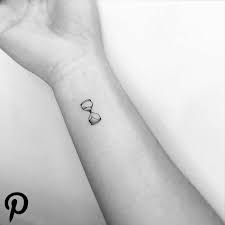 1001 Ideen Und Bilder Zum Thema Sanduhr Tattoo Tatuaje Reloj De Arena Tatuajes De Relojes Tatuaje Codigo De Barras