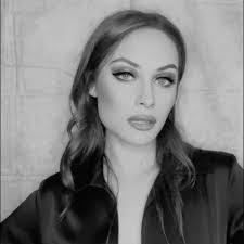 Kelly Kelch's Instagram, Twitter & Facebook