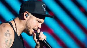 Residente Lanza Nueva Canción y Video sobre su Vida: 'Ron en el Piso'