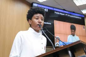 Vereadora pede licença após polêmica sobre show com simulação de sexo