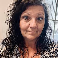 Lisa Hollett's Instagram, Twitter & Facebook