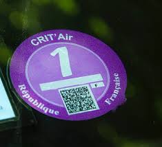 La vignette crit'air nécessaire pour circuler dans de nombreuses agglomérations françaises va voir son tarif baisser au 1er mars. Le Prix De La Vignette Crit Air Baisse