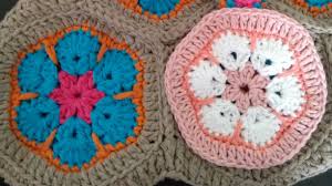 Two simple granny hexagons are the foundation of this free crochet hexagon sweater pattern. African Flower Crochet Tutorial Hexagonal Granny Square