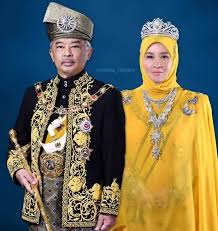 Pepagi lagi kena sound ngan mak aku suruh aku duduk depan tv tengok majlis pertabalan yang dipertuan agong. Istana Negara Persembahkan Foto Rasmi Agong Raja Permaisuri Sempena Pertabalan Semasa Mstar