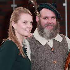 Jimmy kelly kritisiert die familie, weil sie seine psychisch kranke schwester barby auf die bühne geholt hat. Kathy Kelly Verrat Die Musik Hilft Ihrer Schwester Barby Kelly Bei Der Therapie Gala De