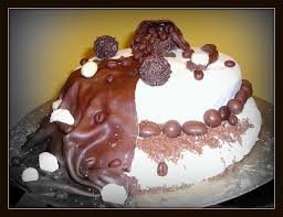 Torta Al Cioccolato Con Copertura In Pasta Di Marshmellow Decorazione Con Cioccolato Plastico Codette Di Cioccolato Pra Torte Cioccolato Torta Al Cioccolato