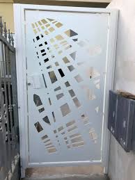 La scelta del cancello deve tenere conto delle caratteristiche dello spazio, che influiranno a livello tecnico e funzionale, mentre dal punto di vista estetico è impossibile prescindere dalla valutazione della recinzione: Decormetal It Cancelli In Ferro Con Lamiere A Taglio Laser Posts Facebook