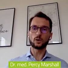 Dr. Percy Marshall kümmert sich um die Ernährung 🍎🥩🐟 der  Bundesliga-Profis von RB Leipzig. Im Interview 🎙️ mit Creapure spricht der  Mediziner über das richtige Essen, Nahrungsergänzungsmittel und ...