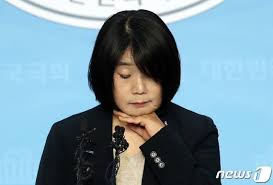 또한 그녀는 평화의 소녀상 동상을 설치하는 운동을 펼치도 있기도 합니다. ì§„ì¤'ê¶Œ ìœ¤ë¯¸í–¥ ë‹¹ìž¥ ì‚¬í‡´í•˜ë¼ í† ì°©ì™œêµ¬ ì˜¬ë¦¼ íŒŒì´ë‚¸ì…œë‰´ìŠ¤