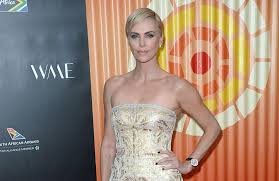 Charlize theron is holding nothing back about the making of mad max: Charlize Theron Und Tom Hardy Stress Am Set Von Mad Max Fury Road