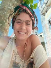 Hola I just started to learn spanish. I am looking for someone to practice  Spanish and who wants to learn German. I immagine weekly video calls, where  we talk to each other