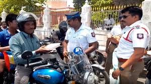 தஞ்சையில் ஹெல்மெட் போடாமல் வந்தவர்களுக்கு அல்வா கொடுத்த போலீசார் !