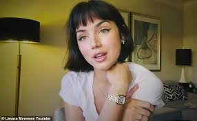 Best haircuts for new moms. Ana De Armas Is Pictured With A New Haircut Amid Split From Ben Affleck Daily Mail Online