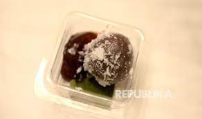 Dari wikipedia bahasa indonesia, ensiklopedia bebas klepon atau kelepon adalah sejenis makanan tradisional atau kue tradisional indonesia yang termasuk ke dalam kelompok jajanan pasar. Klepon Jajanan Tak Islami Dan Filosofi Jawa Republika Online