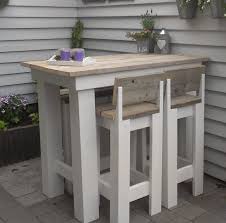 Pallet Or Recycled Wood High Bistro Table 4 Bar Type Stools I Like The Natural Tops Seats Backs Combined With The Whi Interieur Tafel Zelf Maken Tuin Bar