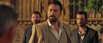 Bir gün beyoğlu'nda yürürken, kapkaççının gazabına uğrar ve çantası çalınır. Onur Tuna Ve Tuvana Turkay In Zor Ask Lari Sarki O