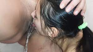 Mestra mijando e gozando na boca de sua escrava 