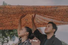 Berikut beberapa inspirasi foto prewedding pantai biasa maupun prewedding pantai hijab mengagumkan yang bisa dicontek. Prewedding