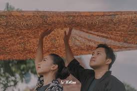 10 ide foto pre wedding dalam balutan kebaya yang klasik nan ciamik dijamin bikin mata betah melirik / ebook t. Prewedding