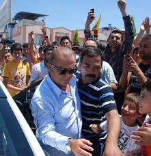 Mehmet ağar'ın, terim galatasaray'ın başına ilk geldiğinde transfer görüşmelerine beraber gittikleri ve ağar'ın idmanları florya'da balkondan izlediği söyleniyor. Fatih Terim Mehmet Agar I Ziyaret Etti Gundem Haberleri