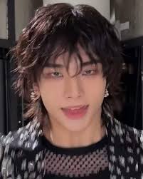 Did anyone else notice Hyunjin's earing fly off in his latest Chk Chk Boom  challenge? They keep losing apparel everytime they dance 🤣